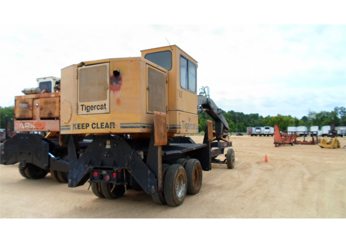 TIGERCAT 240B SELF PROPELLED LOG LOADER