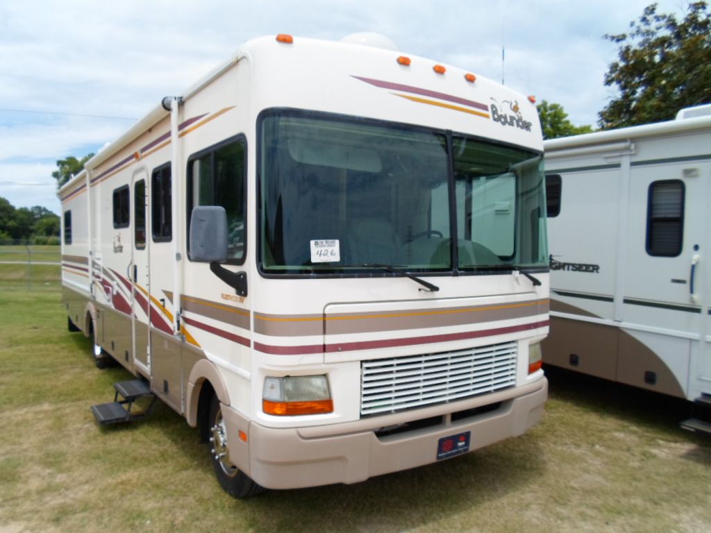 2002 FLEETWOOD BOUNDER MOTOR HOME - J.M. Wood Auction Company, Inc.