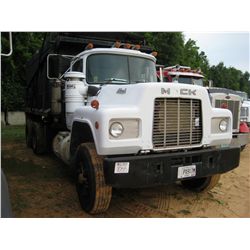 1989 MACK RD690S T/A WATER TRUCK