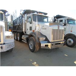2004 KENWORTH T800 TRI-AXLE DUMP