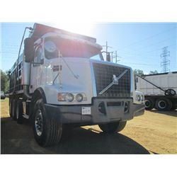 2002 VOLVO TRI-AXLE DUMP