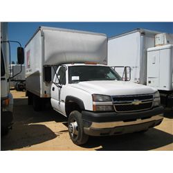 2005 CHEVROLET 3500 S/A COVERED VAN TRUCK