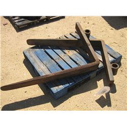 (1) LOT (2) 48" FORKS