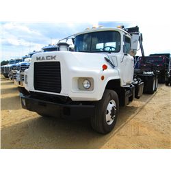 1998 MACK DM690S T/A ROLL OFF