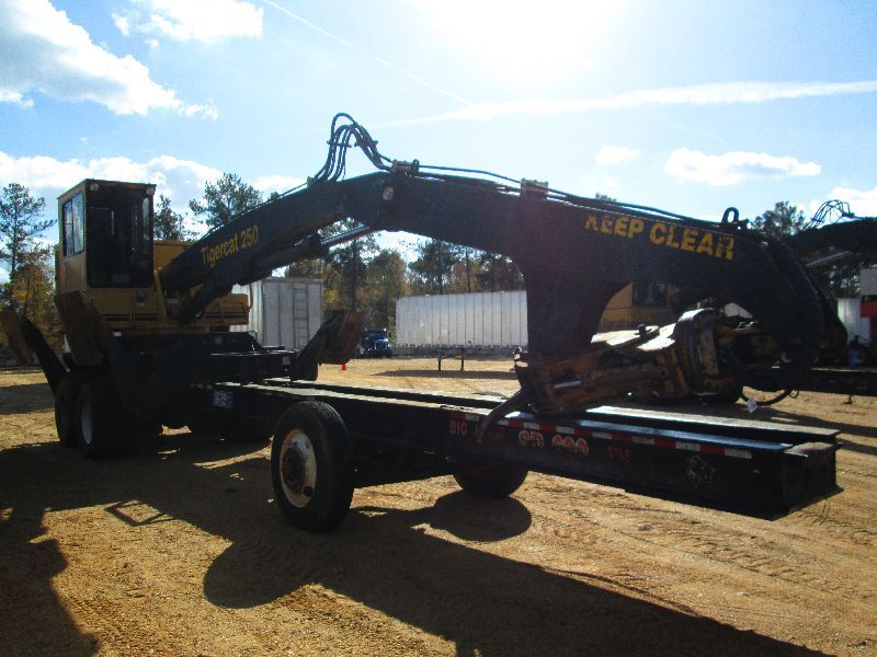 TIGERCAT 250 SELFPROPELLED LOG LOADER