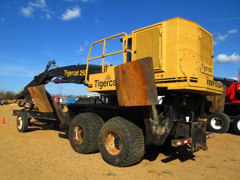 TIGERCAT 250 SELFPROPELLED LOG LOADER