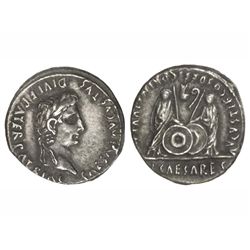 Denario. - Acuñada el 7-6 a.C. - AUGUSTO. - Anv.: CAESAR AVGVSTO DIVI F. PATER PATRIAE. Cabeza laure