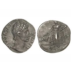 Denario. - Acuñada el 15-13 a.C. - AUGUSTO. - Anv.: AVGVSTVS DIVI F. Cabeza descubierta de Augusto a