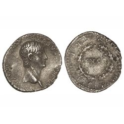 Denario. - Acuñada el 57-58 d.C. - NERÓN. - Anv.: NERO CAESAR AVG. IMP. Cabeza descubierta a derecha