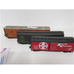 3 HO railroad cars
