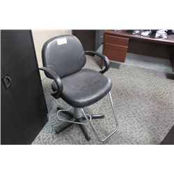 BLACK HYDRAULIC LIFT STYLIST'S CHAIR