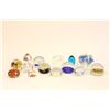 Image 1 : 14 glass paperweights