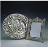 Image 1 : Fuente oval en plata repujada con escena medieval de caza de aves, h. 1900.