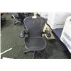 Image 1 : HERMAN MILLER AERON CHAIR SIZE B