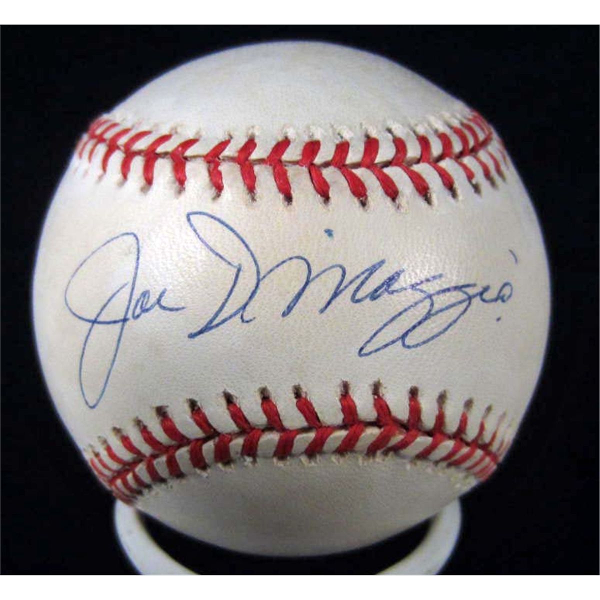 JOE DIMAGGIO SIGNED BASEBALL W/ COA JOE DIMAGGIO SIGNED BASEBALL W/ COA