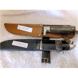 2 knives in leather cases