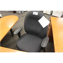 BLACK POISE EXECUTIVE CHAIR