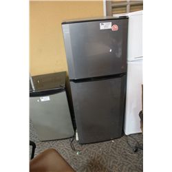 IGLOO APARTMENT SIZE REFRIGERATOR/FREEZER