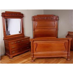 Beautiful Queen Anne Style Bed & Dresser Set