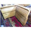 Image 1 : Heavy pine sleigh bed