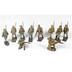 LOT OF 10 C. 1930'S GERMAN LINEOL TOY SOLDIERS