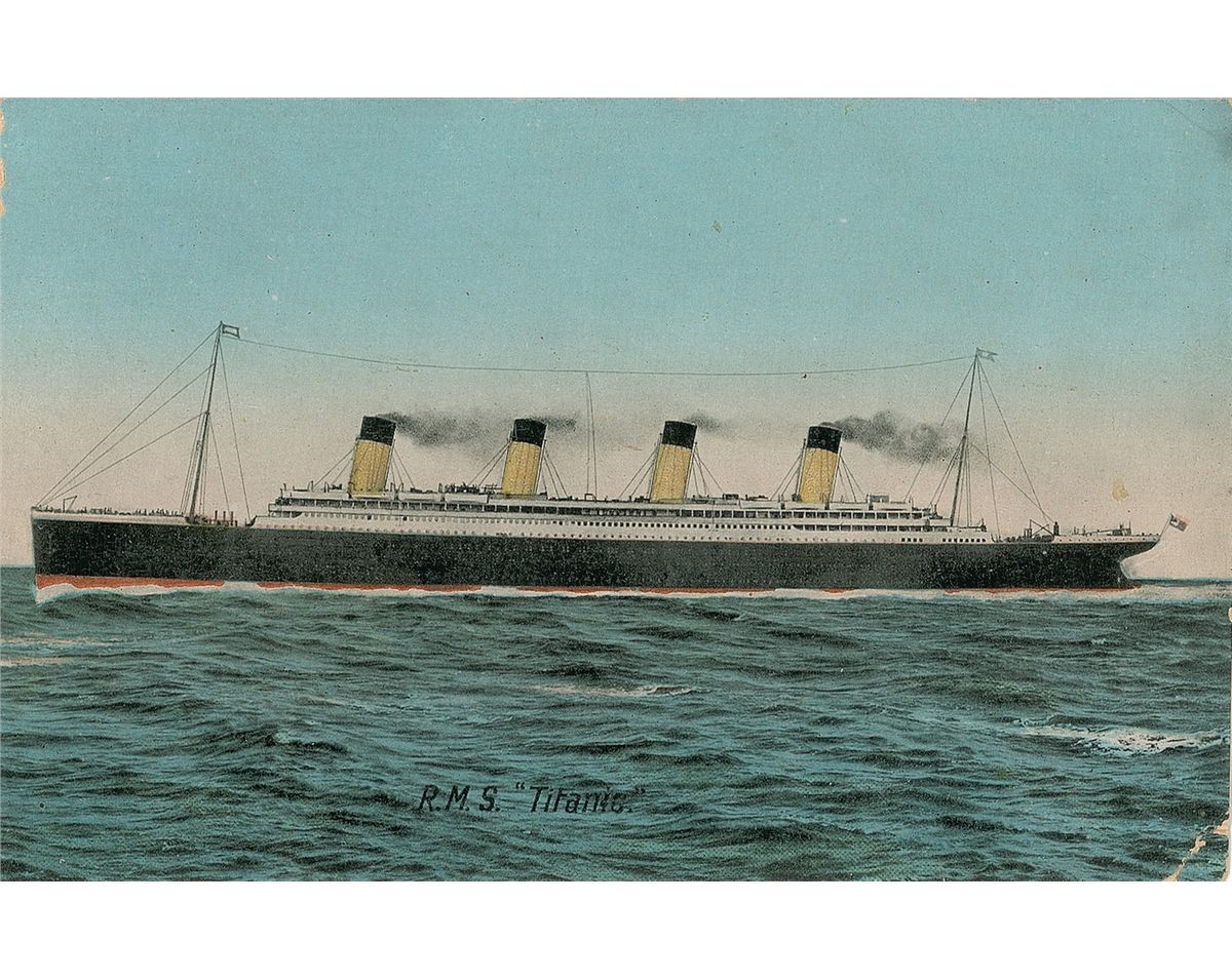 Amazon Com Doyusha R M S Titanic Led With Led Color Plastic Model