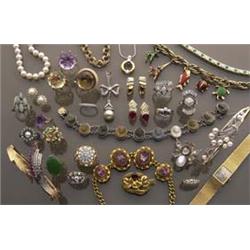 Cultured pearl necklace A single strand of...