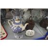 Image 1 : 4 TEAPOTS & 2 SMALL SAUCERS
