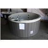 Image 1 : 5 PERSON, 18 JET HOT TUB