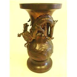 19th c. Chinese bronze urn depicting "Dragon"