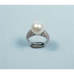 A good 1980s style white gold and diamond rin...