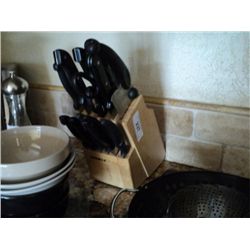 WOODEN KNIFE BLOCK W/KNIVES