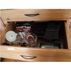 DRAWER OF MISC MEASURING CUPS & DISHES