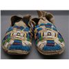 Image 2 : PAIR OF CHEYENNE MOCCASINS