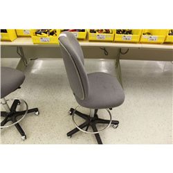 GREY ERGONOMIC LAB STOOL