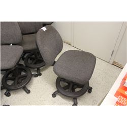 GREY ERGONOMIC LAB STOOL