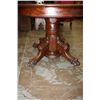 Image 2 : EXCELLENT SOLID ROUND OAK TABLE W/ CLAW FEET & 5 LEAVES - ORIG. FINISH