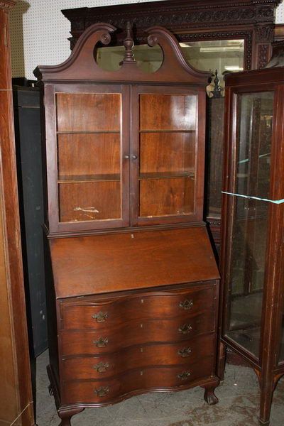 Governor Winthrop Desk With Serpentine Front