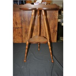 OAK CLOVER LEAF STAND