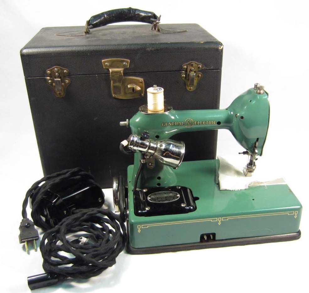 VINTAGE GENERAL ELECTRIC PORTABLE SEWING MACHINE IN CASE