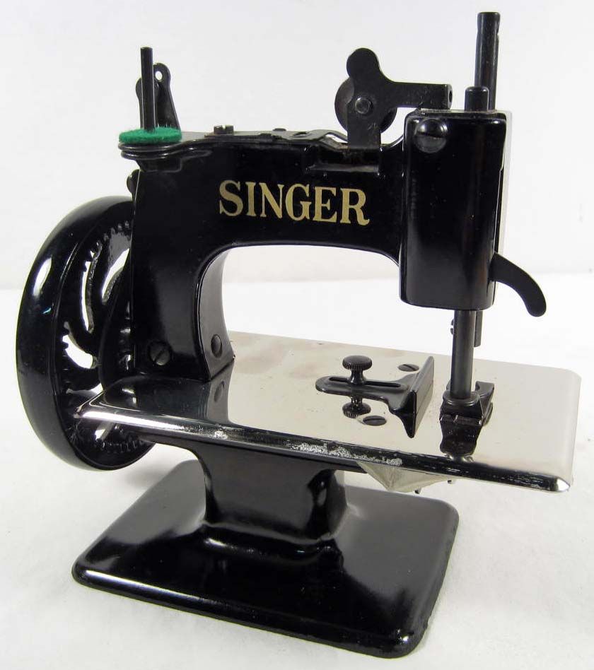 VINTAGE SINGER SEWHANDY CHILDS SEWING MACHINE W/ ORIGINAL BOX