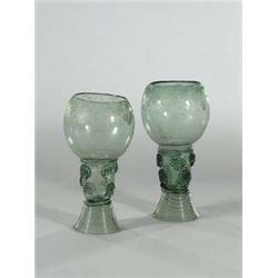 R”mer mit geschnittenem Weinlaub