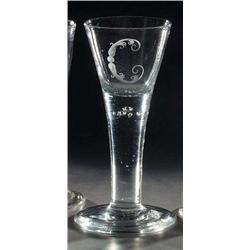 Spitzkelch mit Monogramm "C"