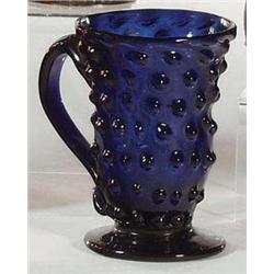 Henkelbecher mit Warzendekor