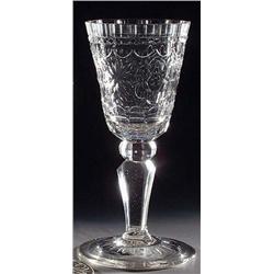 Pokal mit Schliffornamenten