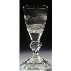 Kelchglas mit Schriftband