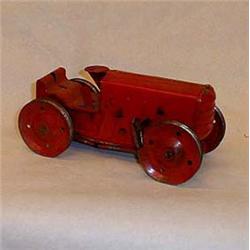 Tractor of tin, wind up, damaged. NOK 200,-