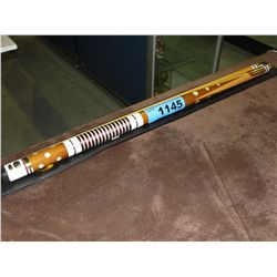 New 2pc pool que with carrying case
