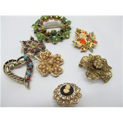 Selection of brooches.