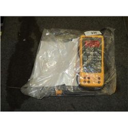 FLUKE 724 TEMPERATURE CALIBRATOR